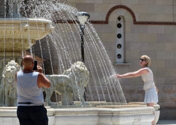 Λίγη δροσιά αναζητούν ντόπιοι και τουρίστες στην Αργολίδα (φωτ.: Βασίλης Παπαδόπουλος/EUROKINISSI)