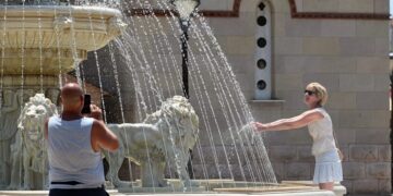 Λίγη δροσιά αναζητούν ντόπιοι και τουρίστες στην Αργολίδα (φωτ.: Βασίλης Παπαδόπουλος/EUROKINISSI)