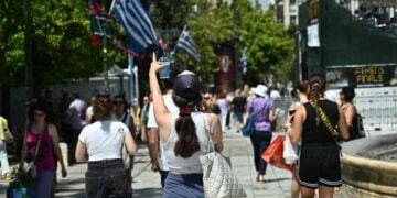 Στιγμιότυπο από το κέντρο της Αθήνας που «ψήνεται» εδώ και μέρες (φωτ.: Κώστας Τζούμας/ EUROKINISSI)