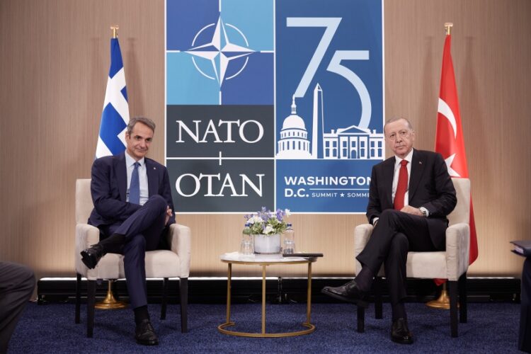 Συνάντηση του πρωθυπουργού Κυριάκου Μητσοτάκη με τον πρόεδρο της Τουρκίας Ρετζέπ Ταγίπ Ερντογάν, στο περιθώριο της Συνόδου του ΝΑΤΟ στην Ουάσιγκτον, Τετάρτη 10 Ιουλίου 2024. (Φωτ.: Γραφείο Τύπου πρωθυπουργού/Δημήτρης Παπαμήτσος/Eurokinissi)