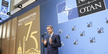 Ο Κυριάκος Μητσοτάκης κάνει δηλώσεις προσερχόμενος στη Σύνοδο Κορυγής του ΝΑΤΟ στην Ουάσιγκτον (φωτ.: EPA/Michael Reynolds)