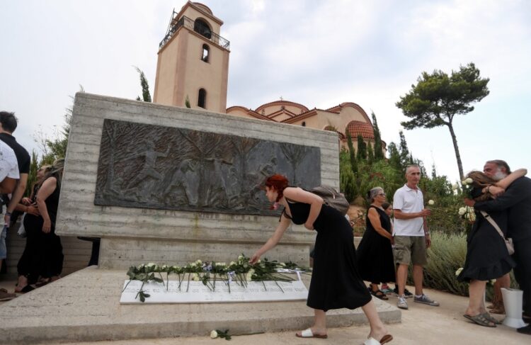Λίγα λουλούδια στο Μνημείο των Θυμάτων στο Νέο Βουτζά (φωτ.: EUROKINISSI/Θανάσης Δημόπουλος)