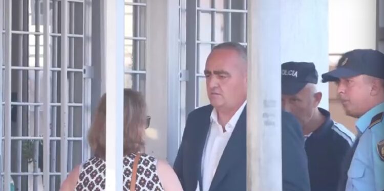 Ο Φρέντι Μπελέρης την ώρα που βγαίνει από τη φυλακή του Φιέρι (φωτ.: Glomex)