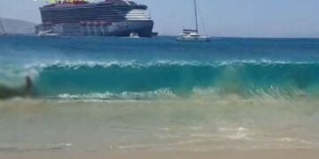 Απόσπασμα από βίντεο που τραβήχτηκε από την παραλία του Αγίου Στεφάνου, στη Μύκονο (πηγή: Glomex)