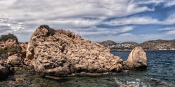 Στιγμιότυπο από παραλία της Αττικής (φωτ.: Eurokinissi/Γιώργος Κονταρίνης)