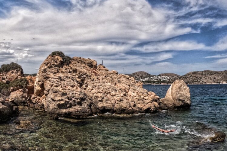 Στιγμιότυπο από παραλία της Αττικής (φωτ.: Eurokinissi/Γιώργος Κονταρίνης)