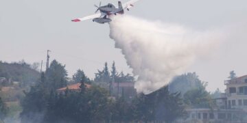 Πυροσβεστικό υδροπλάνο επιχειρεί στην κατάσβεση της πυρκαγιάς που ξέσπασε σε χαμηλή βλάστηση στο Τρίλοφο της Θεσσαλονίκης (φωτ.: ΑΠΕ-ΜΠΕ/ Αχιλλέας Χήρας)