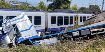 Φορτηγό εξετράπη της πορείας του στη περιοχή Γλυφάδα της Χαλκίδας και κατέληξε πάνω σε διερχόμενη αμαξοστοιχία με 130 επιβάτες. Τρίτη 30 Ιουλίου 2024 (φωτ.: Eviathema.gr / Eurokinissi)