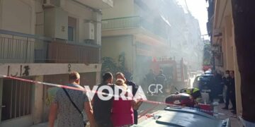 Γείτονες προσπαθούν να συνέλθουν από τον καπνό (φωτ.: Voria.gr)