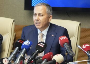Ο Αλί Γερλίκαγια στη διάρκεια ομιλίας του (φωτ.: Χ/Ali Yerlikaya)