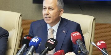 Ο Αλί Γερλίκαγια στη διάρκεια ομιλίας του (φωτ.: Χ/Ali Yerlikaya)