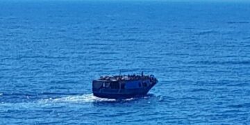 Το αλιευτικό που εντοπίστηκε στα ανοιχτά της Γαύδου (φωτ.: Αρχηγείο Λιμενικού Σώματος - Ελληνικής Ακτοφυλακής)