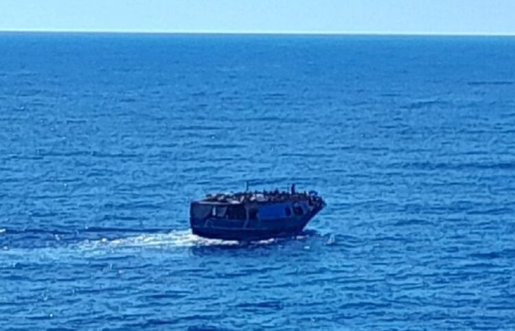 Το αλιευτικό που εντοπίστηκε στα ανοιχτά της Γαύδου (φωτ.: Αρχηγείο Λιμενικού Σώματος - Ελληνικής Ακτοφυλακής)