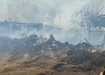 Η φωτιά στα Αμπελάκια έκαψε σπίτια και αποθήκες (φωτ.: thrakionline.gr)