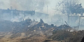 Η φωτιά στα Αμπελάκια έκαψε σπίτια και αποθήκες (φωτ.: thrakionline.gr)