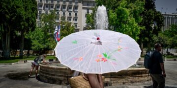 Αναζήτηση δροσιάς στο κέντρο της Αθήνας (φωτ.: EUROKINISSI/Τατιάνα Μπόλαρη)