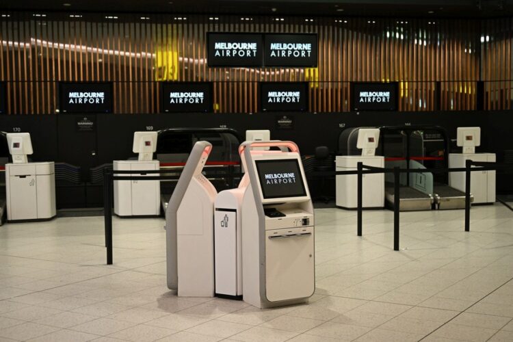 Άδεια τα check-in στο γκισέ του διεθνούς αεροδρομίου της Μελβούρνης στην Αυστραλία μετά το ψηφιακό κραχ (φωτ.: EPA/ James Ross Australia and New Zealand Out)