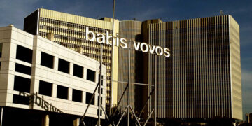 Η επιγραφή που δεσπόζει σε πολλά εμβληματικά κτήρια της Αθήνας (φωτ. αρχείου: EUROKINISSI)