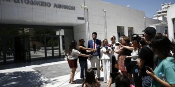 Η σύζυγος του δολοφονημένου δημοσιογράφου Γιώργου Καραϊβάζ, Στάθα Καραϊβάζ, κάνει δηλώσεις στους δημοσιογράφους μετά την αθωωτική απόφαση για τους φερόμενους ως δολοφόνους του δημοσιογράφου, στο Μικτό Ορκωτό Δικαστήριο (φωτ.: ΑΠΕ-ΜΠΕ/Γιάννης Κολεσίδης)