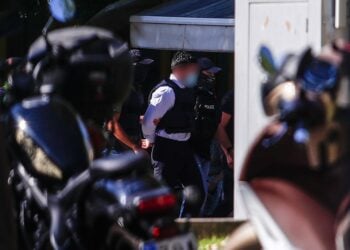 Με τις χειροπέδες ο 44χρονος που συνελήφθη για την εν ψυχρώ εκτέλεση του τοπογράφου στο Νέο Ψυχικό (φωτ.: EUROKINISSI / Σωτήρης Δημητρόπουλος)