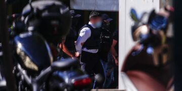 Με τις χειροπέδες ο 44χρονος που συνελήφθη για την εν ψυχρώ εκτέλεση του τοπογράφου στο Νέο Ψυχικό (φωτ.: EUROKINISSI / Σωτήρης Δημητρόπουλος)