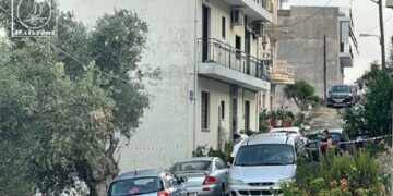 Αστυνομικοί έχουν αποκλείσει το δρόμο της Αμφιλοχίας όπου δολοφονήθηκε η 37χρονη (φωτ.: e-maistros.gr)