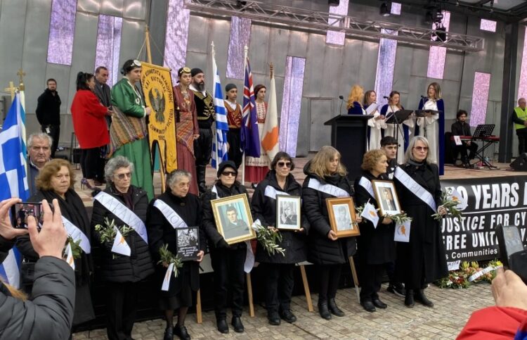 Κύπριες με φωτογραφίες αγνοούμενων και νεκρών συγγενών τους, και κορδέλες με περιοχές στα Κατεχόμενα (φωτ. facebook / Pammessinian Brotherhood of Melbourne - «Papaflessas»)
