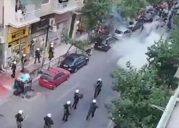 Στιγμιότυπο από τα επεισόδια στην Πλατεία Βικτωρίας (πηγή: Glomex)