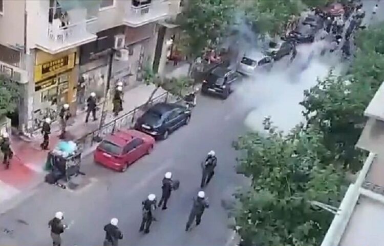 Στιγμιότυπο από τα επεισόδια στην Πλατεία Βικτωρίας (πηγή: Glomex)