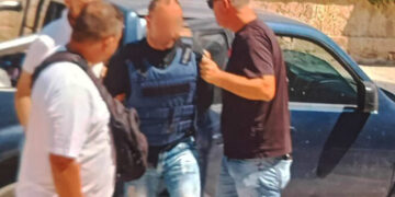 Ο 32χρονος δολοφόνος οδηγείται στις δικαστικές Αρχές (φωτ.: ΕΡΤ)