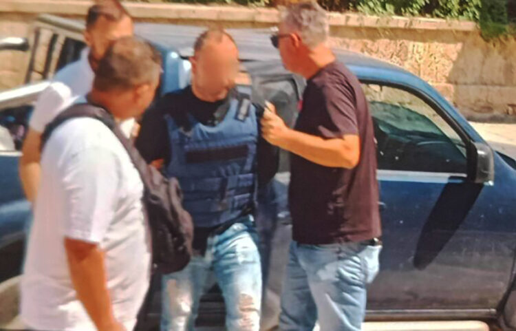 Ο 32χρονος δολοφόνος οδηγείται στις δικαστικές Αρχές (φωτ.: ΕΡΤ)