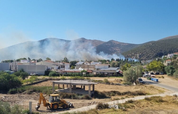 Πυκνός καπνός κοντά σε σπίτια στον Αλμυροπόταμο (φωτ.: Facebook / Anastasopoulos George)