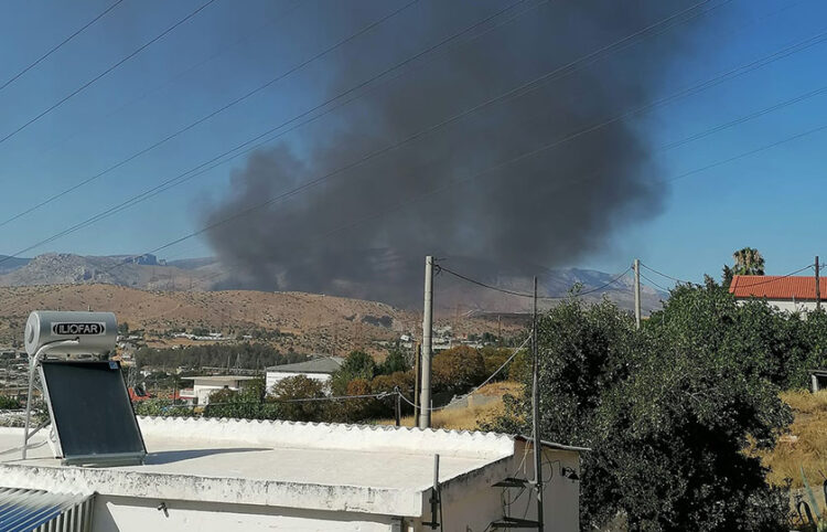 Ο καπνός όπως φαίνεται από τα Νεόκτιστα Ασπροπύργου (φωτ.: Facebook / Natasa Ferentinou)