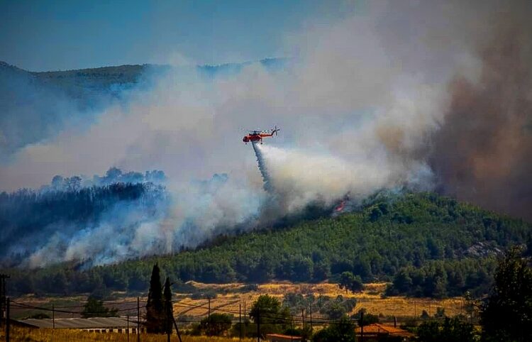 Πυροσβεστικό ελικόπτερο επιχειρεί κοντά στο Αφράτι, στην κεντρική Εύβοια (φωτ.: EUROKINISSI / eviathema.gr)