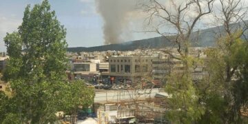 Η φωτιά στα Γλυκά Νερά όπως φαίνεται από το Χαλάνδρι (φωτ.: Σοφία Λυσιόβα)