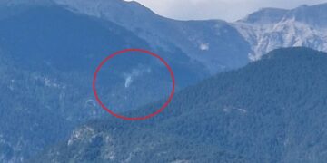 Μέσα σε κύκλο φαίνεται ο καπνός της φωτιάς στην πλαγιά του Ολύμπου (φωτ.: odelalis.gr)