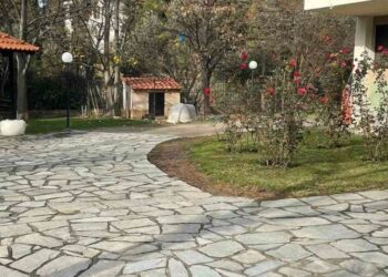 Άποψη του εξωτερικού χώρου του γηροκομείου, στο Ασβεστοχώρι Θεσσαλονίκης