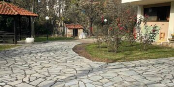 Άποψη του εξωτερικού χώρου του γηροκομείου, στο Ασβεστοχώρι Θεσσαλονίκης