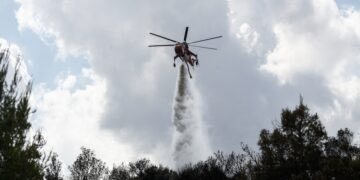 Ελικόπτερο κάνει ρίψεις νερού στα Γλυκά Νερά (φωτ.: EUROKINISSI/Σωτήρης Δημητρόπουλος)
