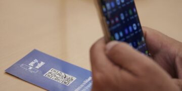 Στιγμιότυπο από την παρουσίαση της εφαρμογής Gov.gr Wallet, μέσω της οποίας οι πολίτες μπορούν να χρησιμοποιούν ψηφιακά αντίγραφα εγγράφων (φωτ.: ΑΠΕ-ΜΠΕ/Γραφείο Τύπου Πρωθυπουργού/Δημήτρης Παπαμήτσος)