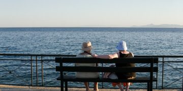 Ηλικιωμένες στην παραλία του Αλίμου (φωτ.: EUROKINISSI / Γιώργος Κονταρίνης)