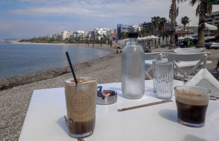 Πρωινός καφές στην παραλία του Φλοίσβου (φωτ.: EUROKINISSI/Γιάννης Παναγόπουλος)