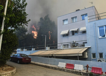 Η φωτιά κοντά στο «Καραμανδάνειο» παιδιατρικό νοσοκομείο (φωτ.: EUROKINISSI)