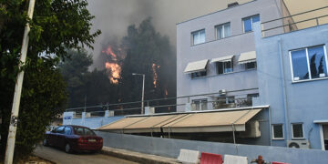 Η φωτιά κοντά στο «Καραμανδάνειο» παιδιατρικό νοσοκομείο (φωτ.: EUROKINISSI)