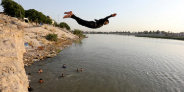 Μια βουτιά είναι ό,τι πρέπει! (φωτ. αρχείου: EPA / Ahmed Jalil)