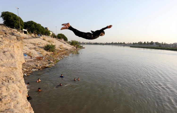 Μια βουτιά είναι ό,τι πρέπει! (φωτ. αρχείου: EPA / Ahmed Jalil)