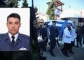 Τυλιγμένο με την ελληνική σημαία το φέρετρο με τη σορό του άτυχου ανθυποσμηναγού (ένθετη φωτ.) στη διάρκεια της κηδείας του (φωτ. αρχείου: ΜΟΤΙΟΝΤΕΑΜ/Βασίλης Βερβερίδης)