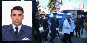 Τυλιγμένο με την ελληνική σημαία το φέρετρο με τη σορό του άτυχου ανθυποσμηναγού (ένθετη φωτ.) στη διάρκεια της κηδείας του (φωτ.: ΜΟΤΙΟΝΤΕΑΜ/Βασίλης Βερβερίδης)