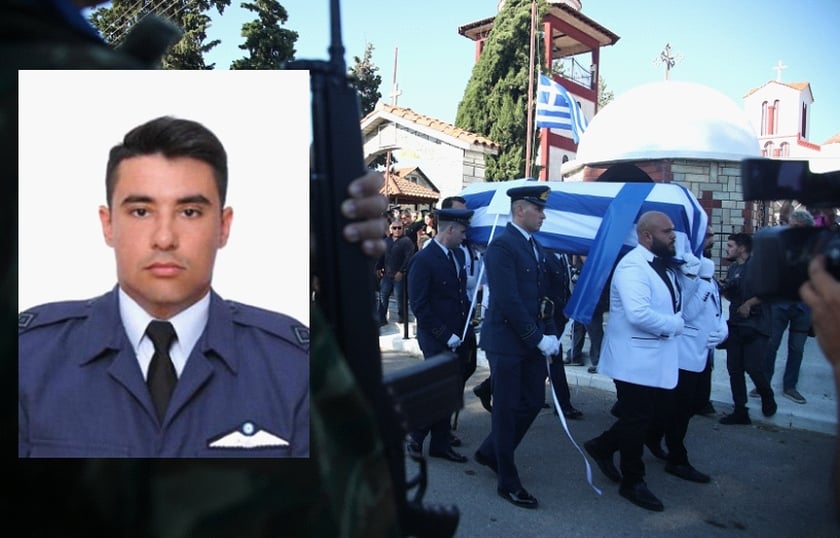 Τυλιγμένο με την ελληνική σημαία το φέρετρο με τη σορό του άτυχου ανθυποσμηναγού (ένθετη φωτ.) στη διάρκεια της κηδείας του (φωτ. αρχείου: ΜΟΤΙΟΝΤΕΑΜ/Βασίλης Βερβερίδης)