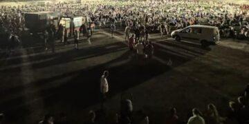 Νύχτα στο γήπεδο της Αντιμάχειας λόγω της φωτιάς (φωτ.: Facebook / Forecast Weather Greece / Manos Giannoulakis